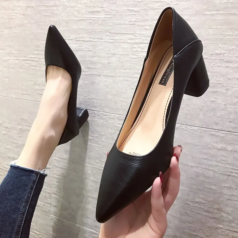Весенние женские модельные туфли Водонепроницаемые с острым носком Женские