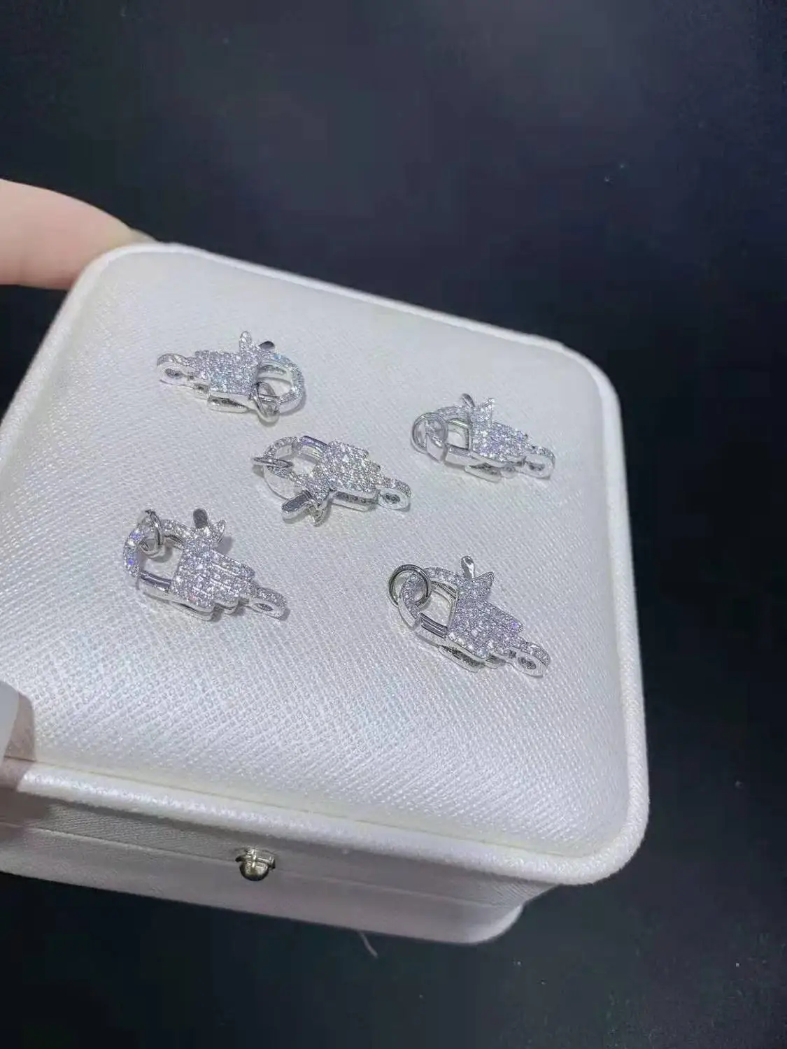 Высококачественная Красивая инкрустация фианитами четырех цветов застежка