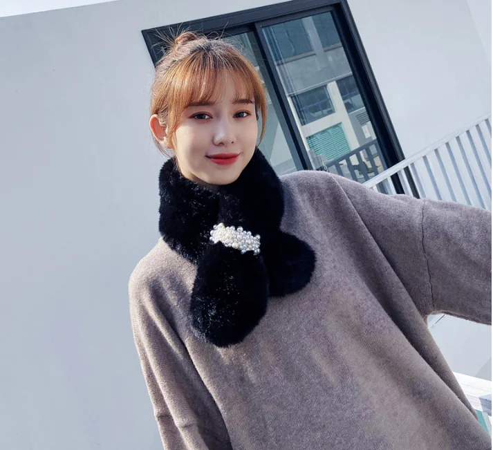 Шарф женский зимний из искусственного меха с жемчугом |