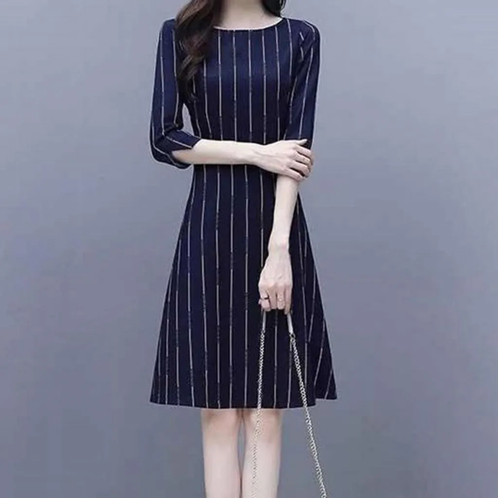 Женское приталенное платье средней длины в полоску с рукавами 5 точек и поясом