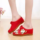 Сабо женские тканевые с цветочной вышивкой, 7 см, на танкетке