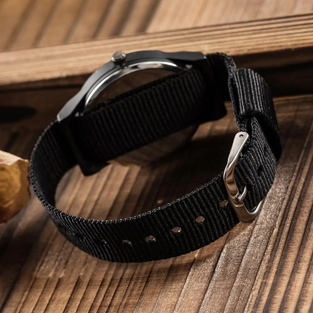 

Men Round Dial Nylon Band Outdoor Sports Business Quartz Wrist Watch