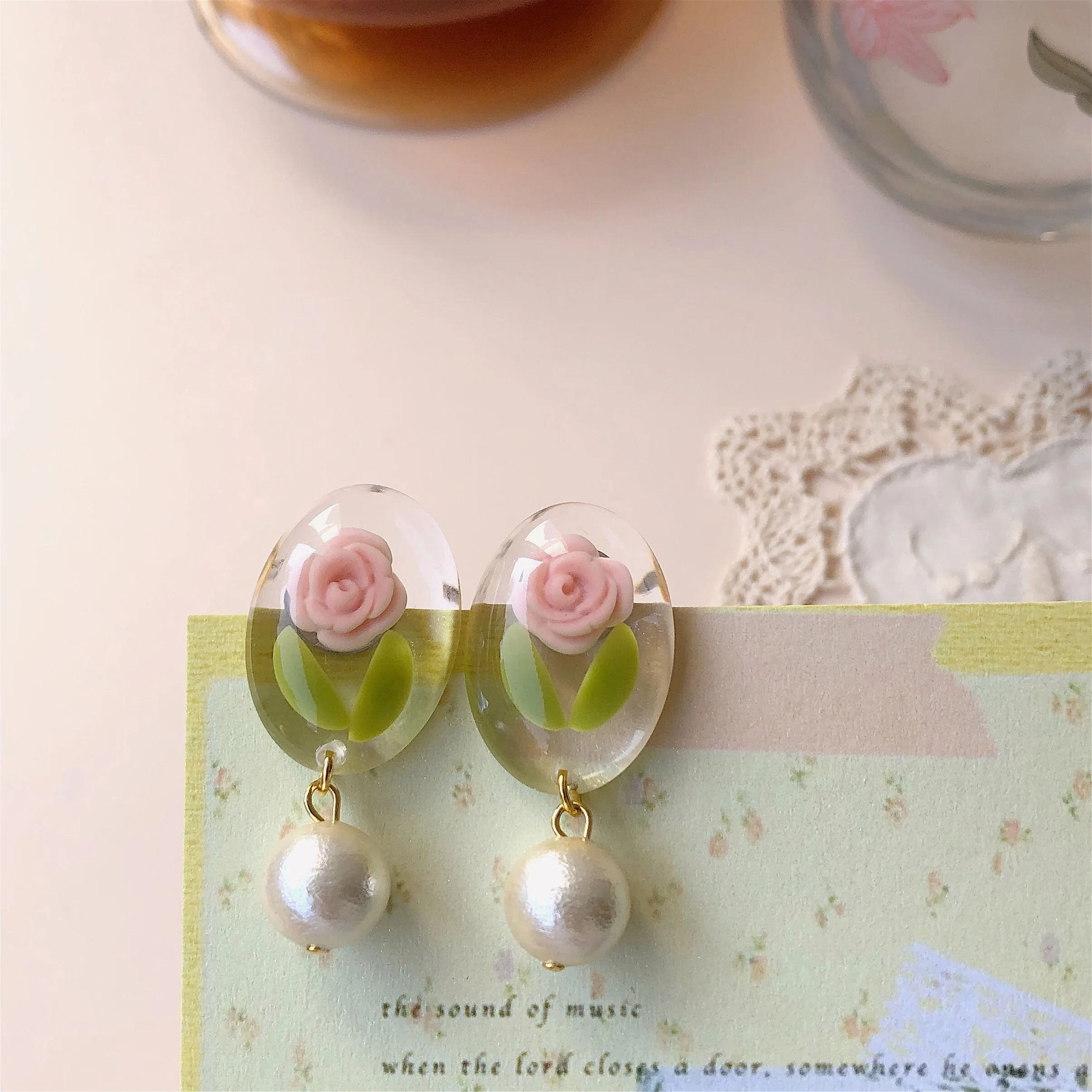 

2021 New Sweet Style Oval Resin Transparent Roses and Imitation Pearls Earring Women Illustrated Pattern Handmade Jewelry