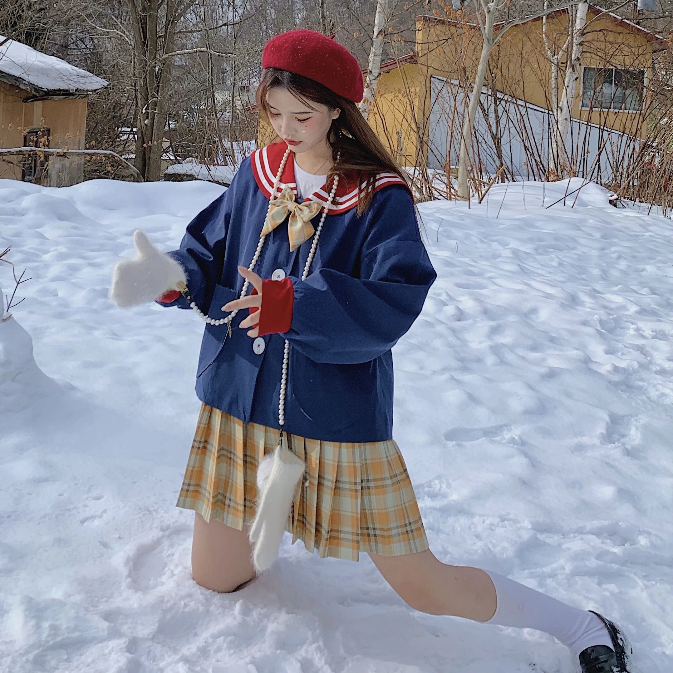 Красно синее темно свободное платье с короткой юбкой и воротником милое для