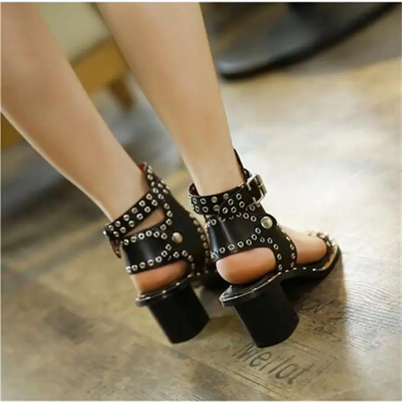 Женские сандалии с заклепками босоножки в римском стиле на среднем каблуке