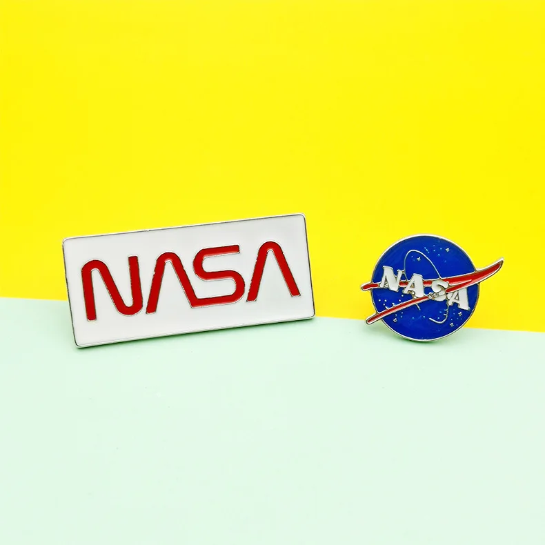 

XM-funny Creative Brooch Accessories Space Astronaut Pin Jewelry Metal Starry Series Badge Accessories