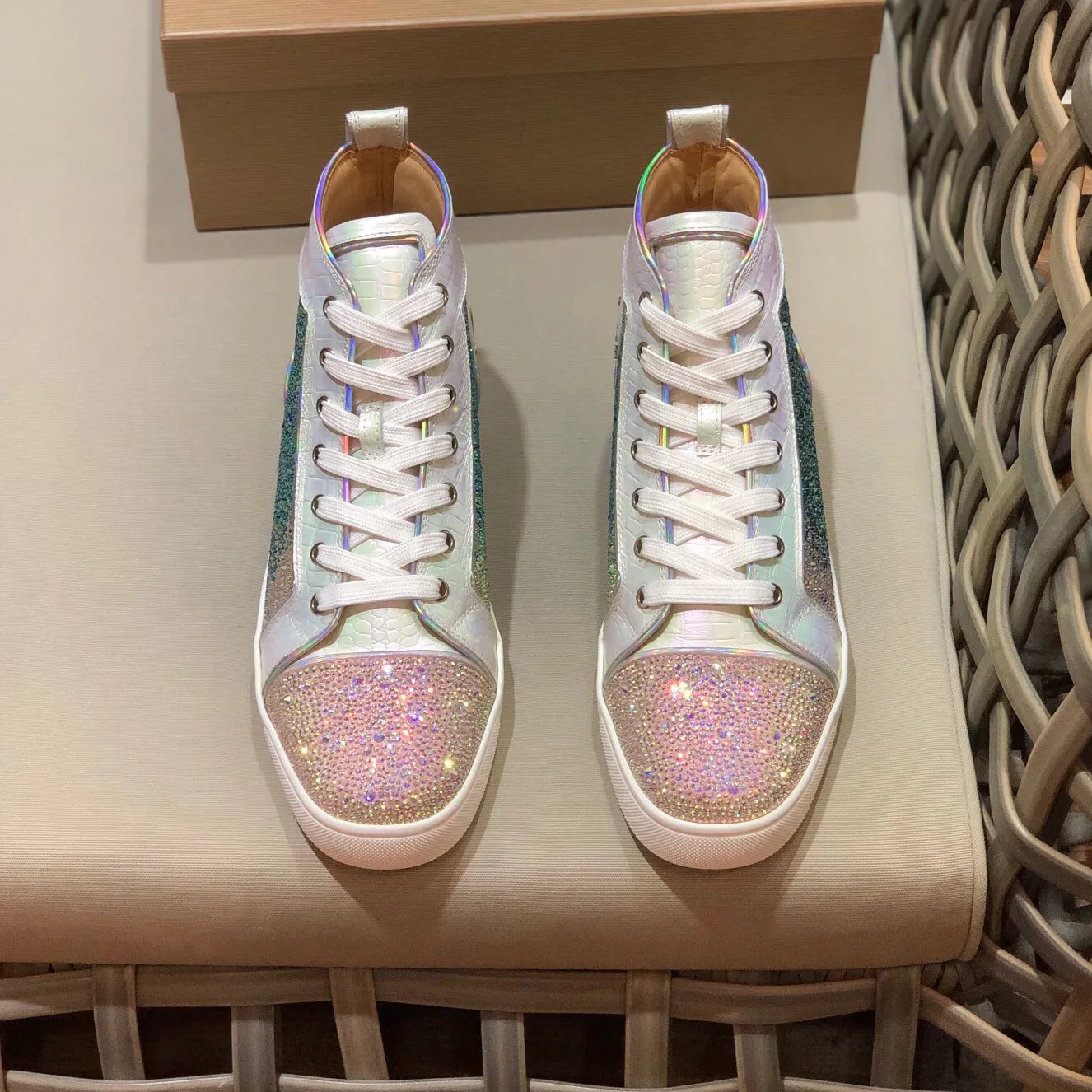 

Luxury Color Rhinestones Real Leather High Top Rivets Flats Red Bottom For Men Lady Spikes Loafers Casual Walking Sneakers Shoes