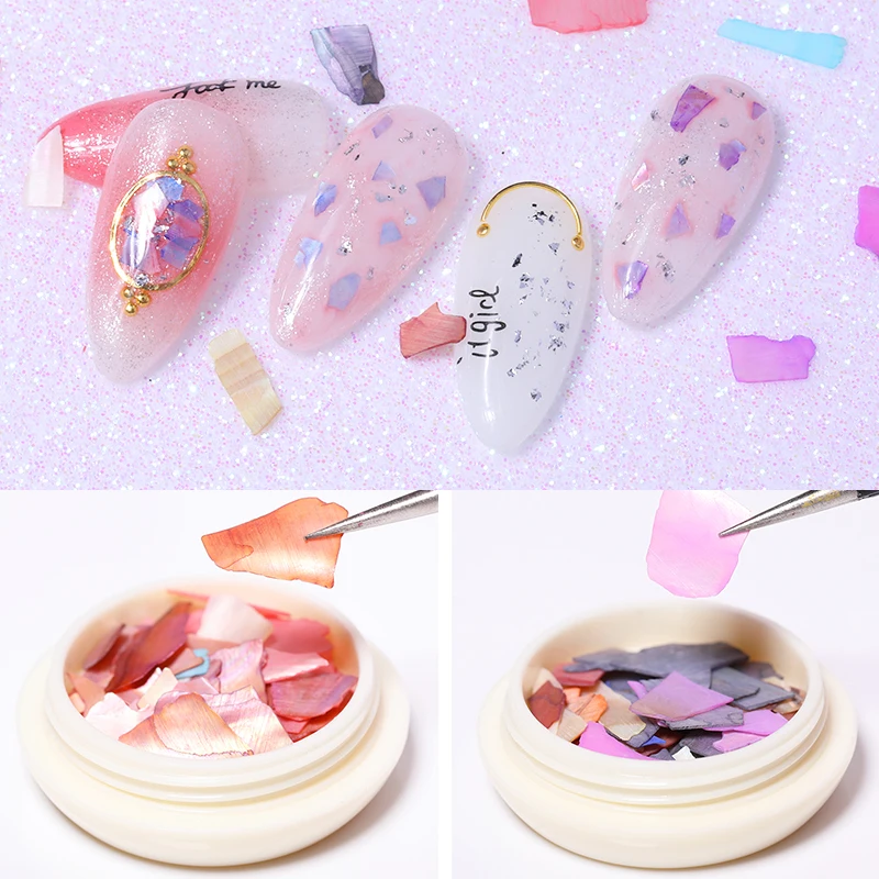 Кусочки ракушек неправильной формы разных размеров в коробке для дизайна ногтей из искусственных трехмерных декораций.