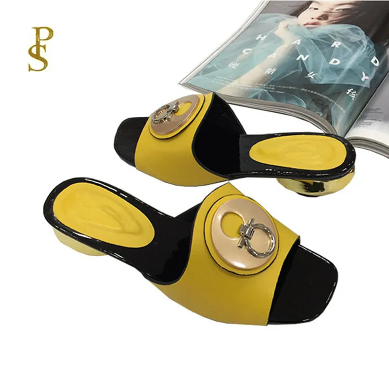 Женские шлепанцы на низком каблуке стильные с металлическими пуговицами для