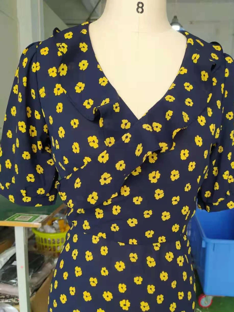 Женское платье с цветочным принтом элегантное облегающее средней длины