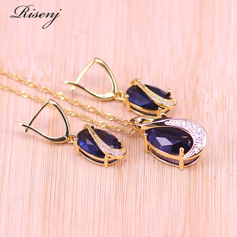 Женский ювелирный комплект из колье серёг и браслета