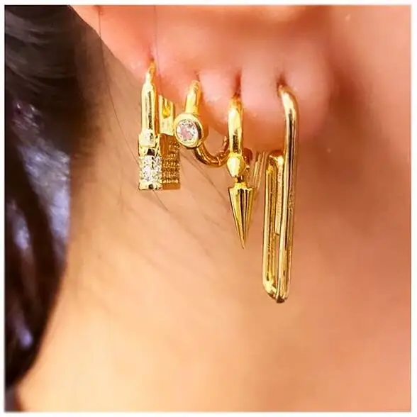 Маленькая фотоблестящая Золотая мини серьга с микро инкрустацией белая радуга