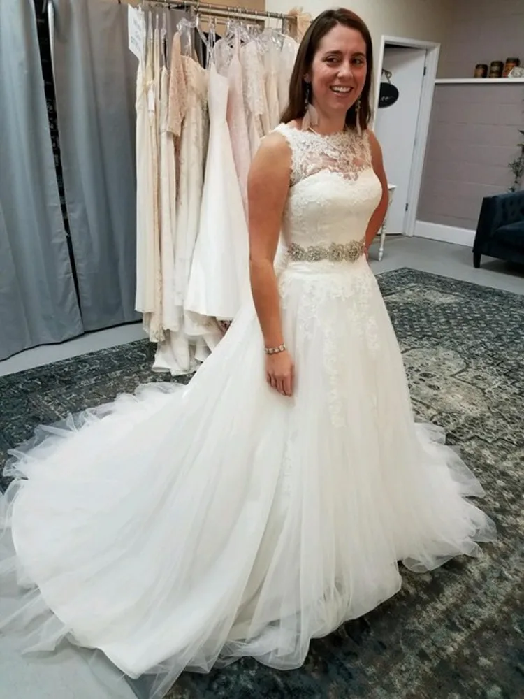 

A Line Wedding Dress Plus Size 2021 with Belt Lace Wedding Gowns for Bridal with Train Sleeveless Button Back Robe Mariee