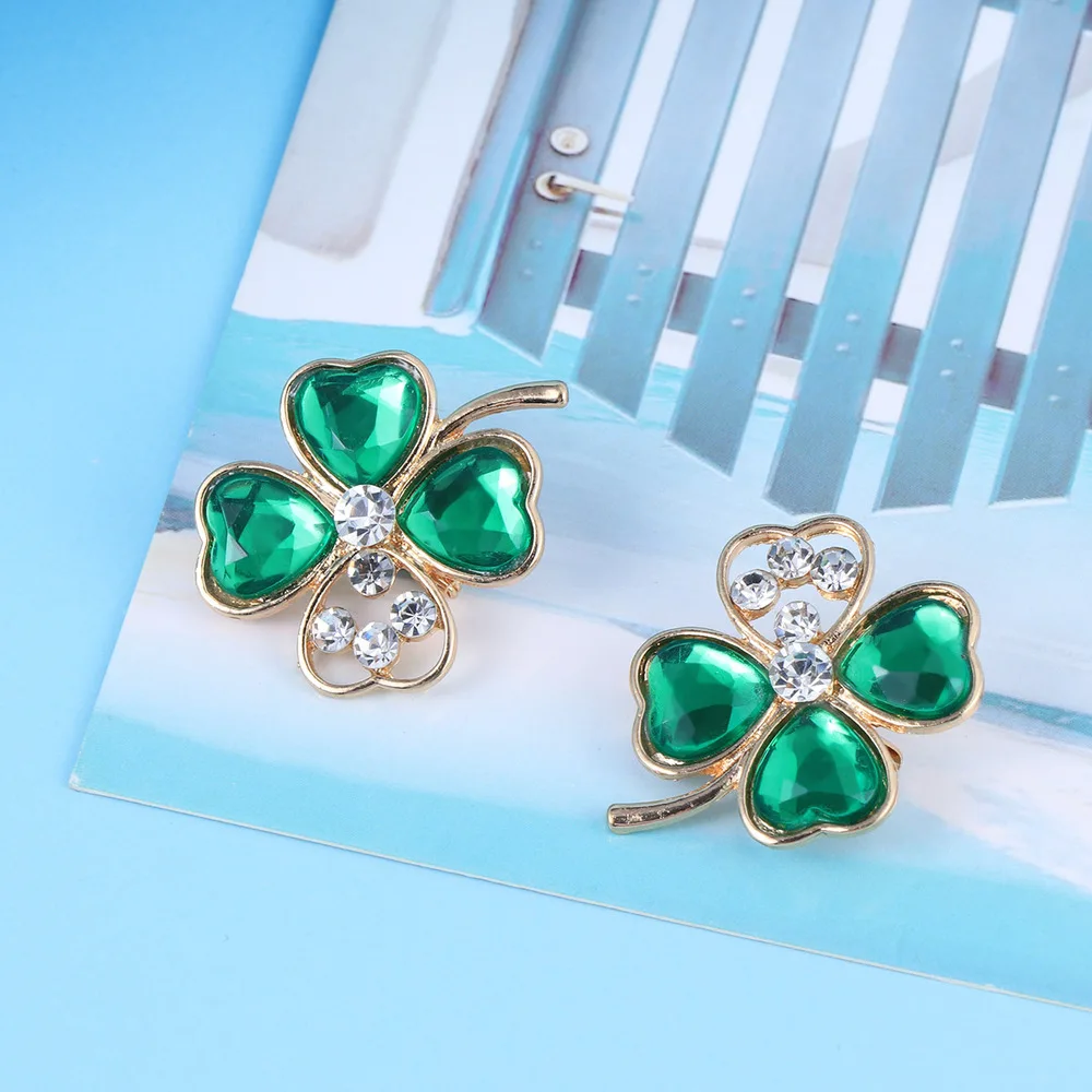 

2pcs Shamrock Gold Plated Four Leaf Brooch Hollow Out Rhinestone Lapel Pin St. Patricks Day Accessory