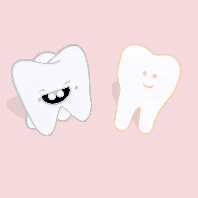 Эмалированная брошь на булавке женская белая мультяшная улыбка хихихикающая