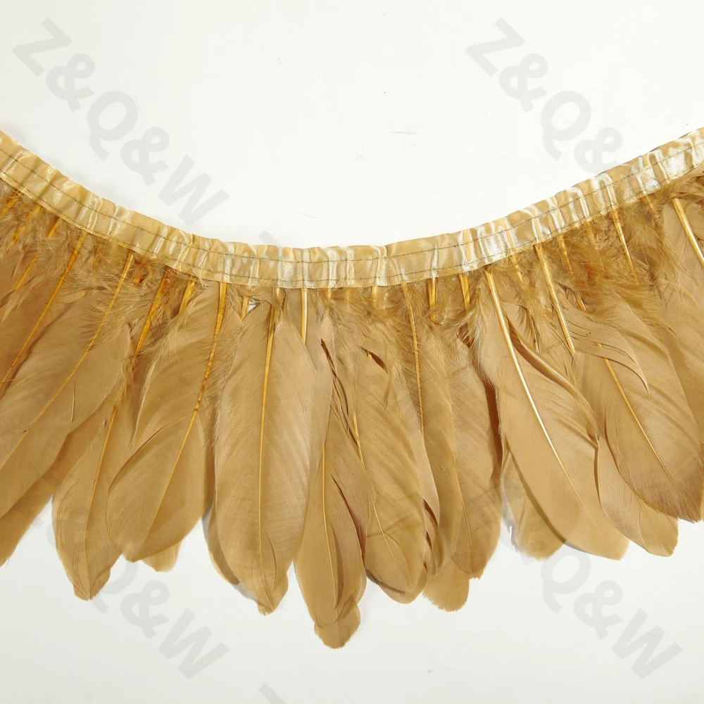 Натуральный гусиных перьев окрашиваются в хаки для того чтобы сделать 2 м края