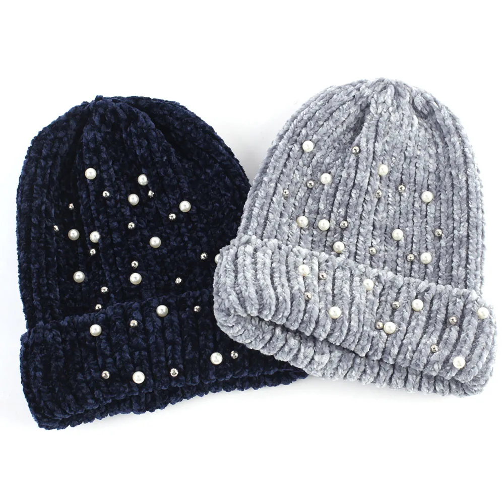 Шапка-бини женская зимняя с жемчугом ветрозащитная из велюра плотная мягкая в