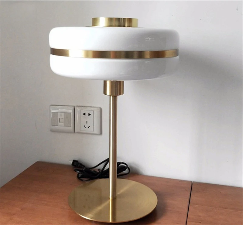 Современная легкая стеклянная настольная лампа для образца комнаты гостиной