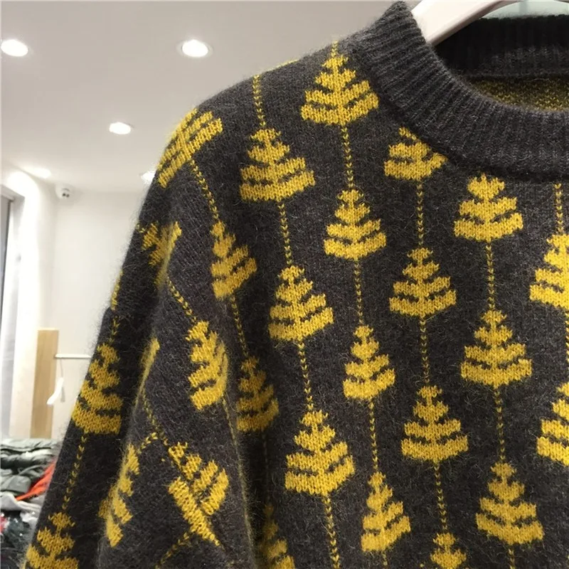 Женский вязаный пуловер с рисунком гусиные лапки