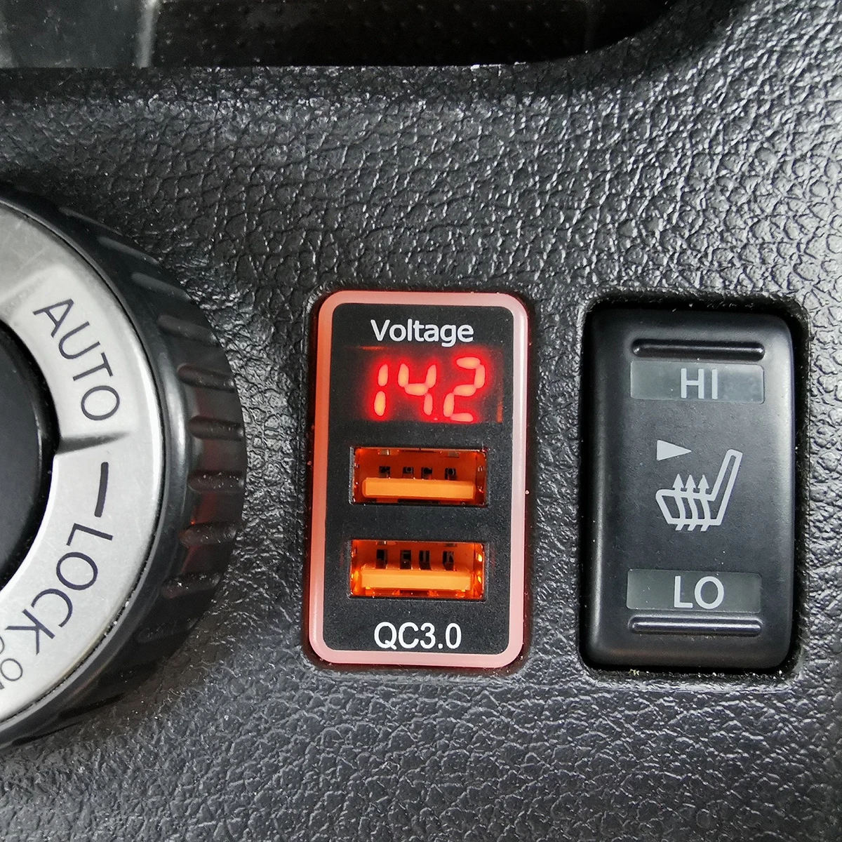 Автомобильное зарядное устройство с двойным USB портом 12 В QC3.0 светодиодный