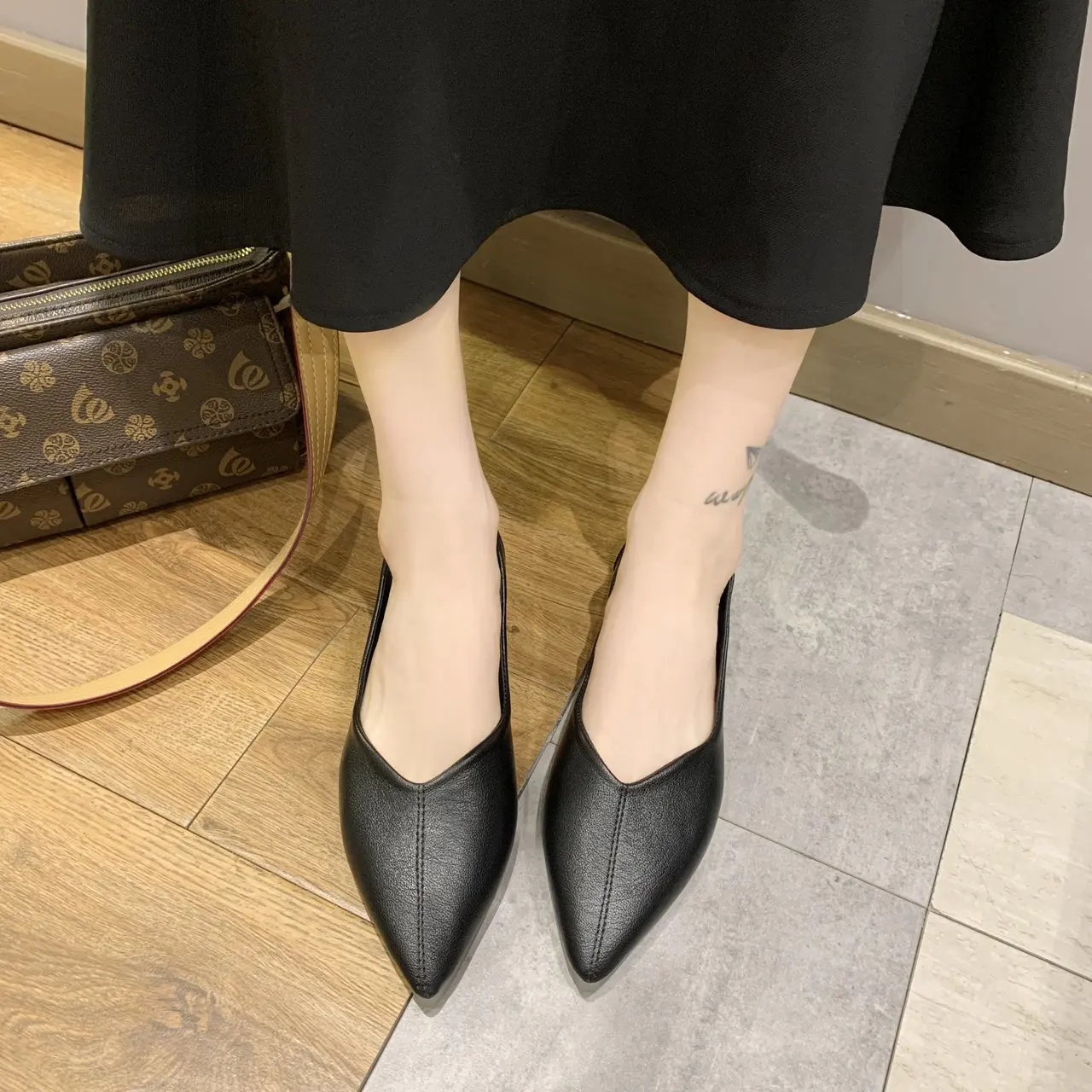 

Beige White Breathable Faux Soft Leather Shallow Soft Bottom Work Shoes Designer Flat Single Shoes Elegant Pointed Casual Shoes