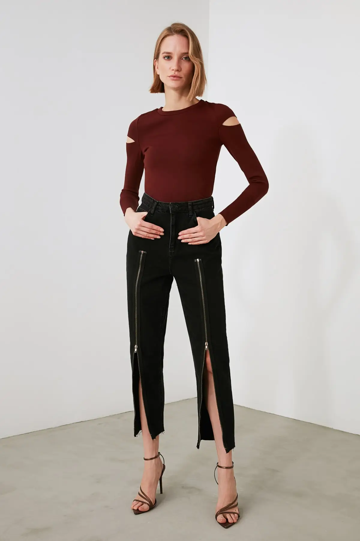 

Trendyol Cut Out Detail Knitwear Sweater TWOAW21KZ2851