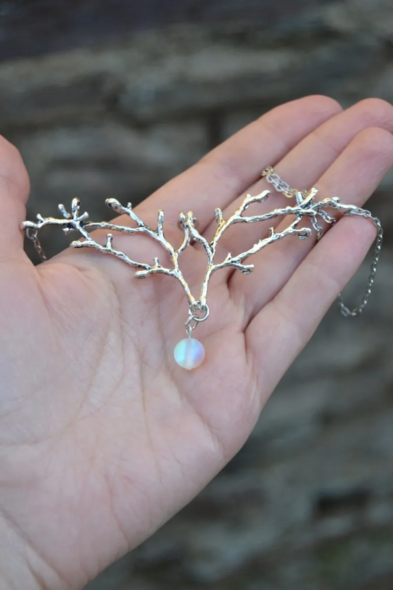 

Ожерелье с оленьими рогами, ожерелье с серебряной веткой/ожерелье с эльфом/ошейник с радужными кристаллами/Аксессуары для леса