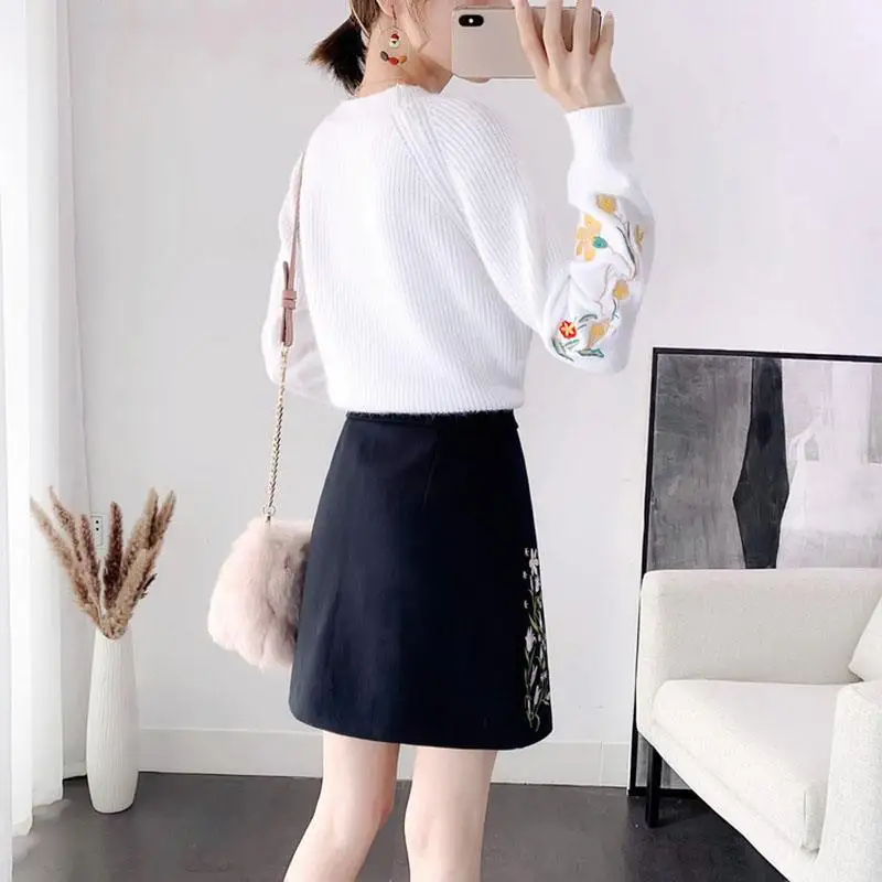 Женский трикотажный костюм свитер с цветочной вышивкой + юбка вязаный пуловер и