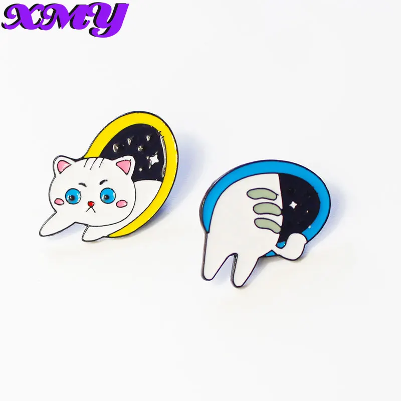 

Time Door Cat Metal Enamel Brooch Creative Fashion Couple Badge Girlfriend Badge Pin Cute Jewelry