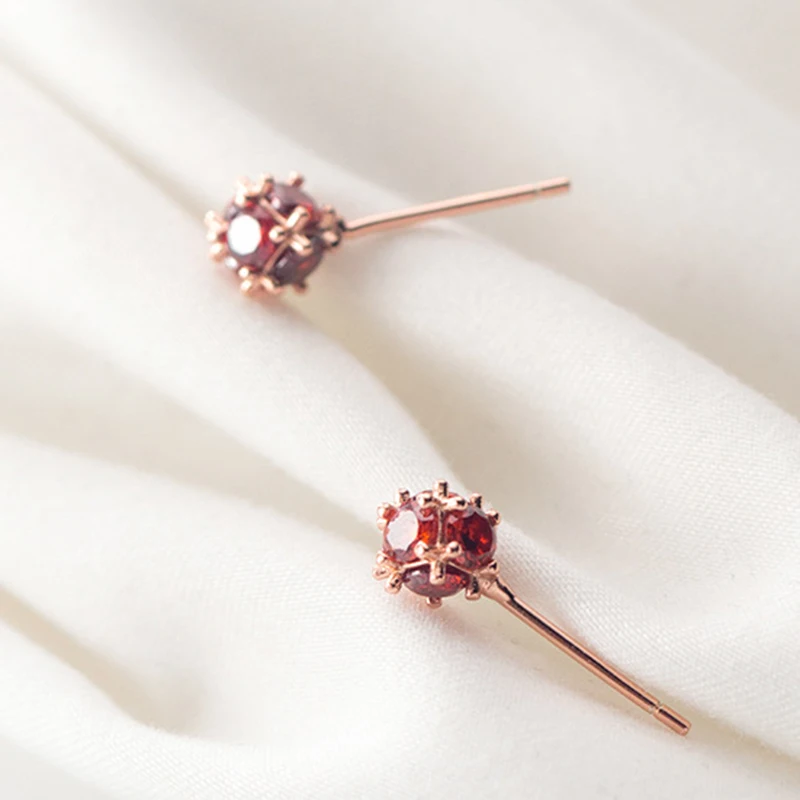 Изысканные 8-ми красные каменный куб серьги-гвоздики цвета розового золота