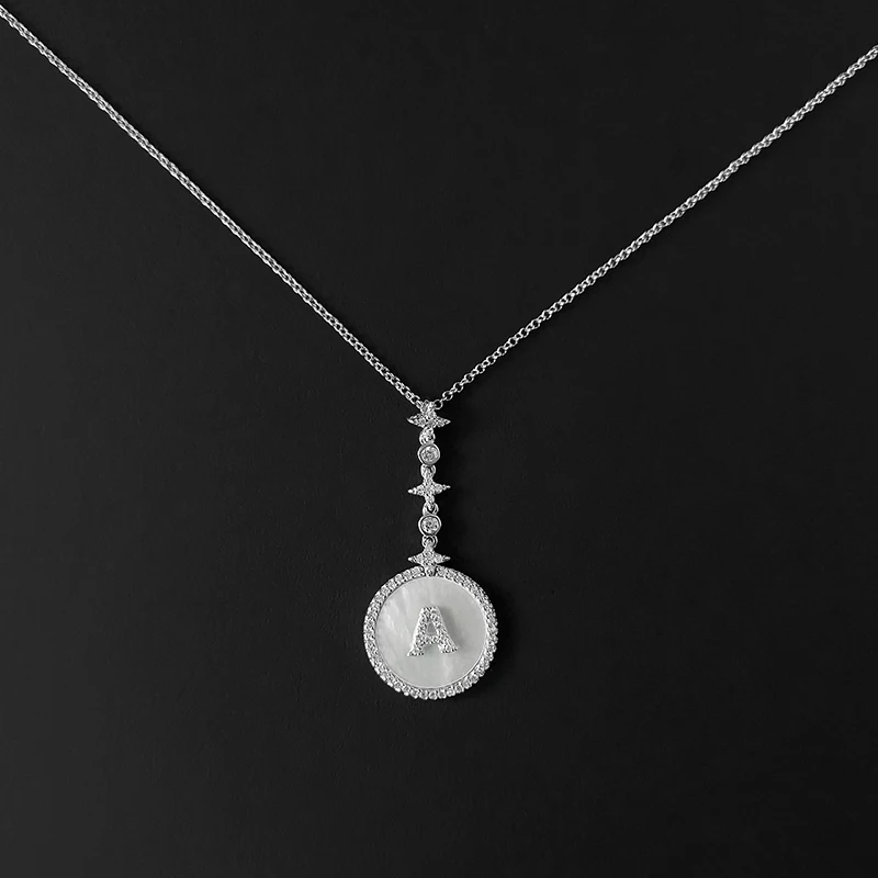 

Ожерелье из стерлингового серебра S925 с белой перламутровой ожерелье с 26 английскими буквами и метеоритной цепочкой до ключицы модная новин...