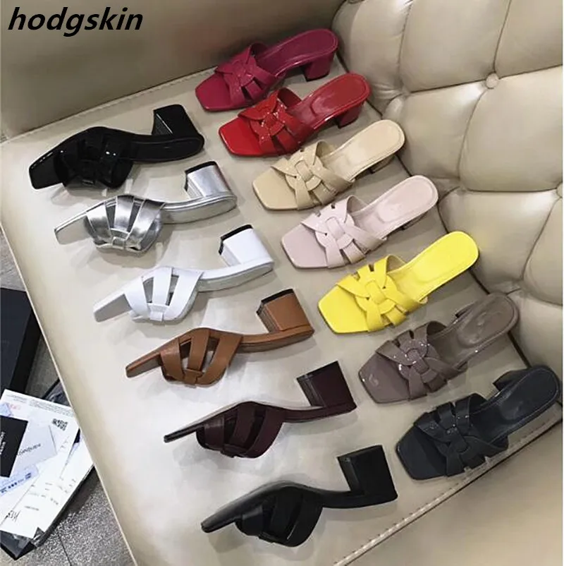 Женские босоножки из лакированной кожи на среднем квадратном каблуке бежевые и