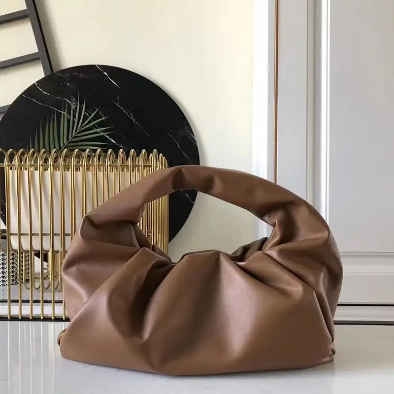 Роскошная мягкая объемная сумка на плечо из воловьей кожи от известного бренда