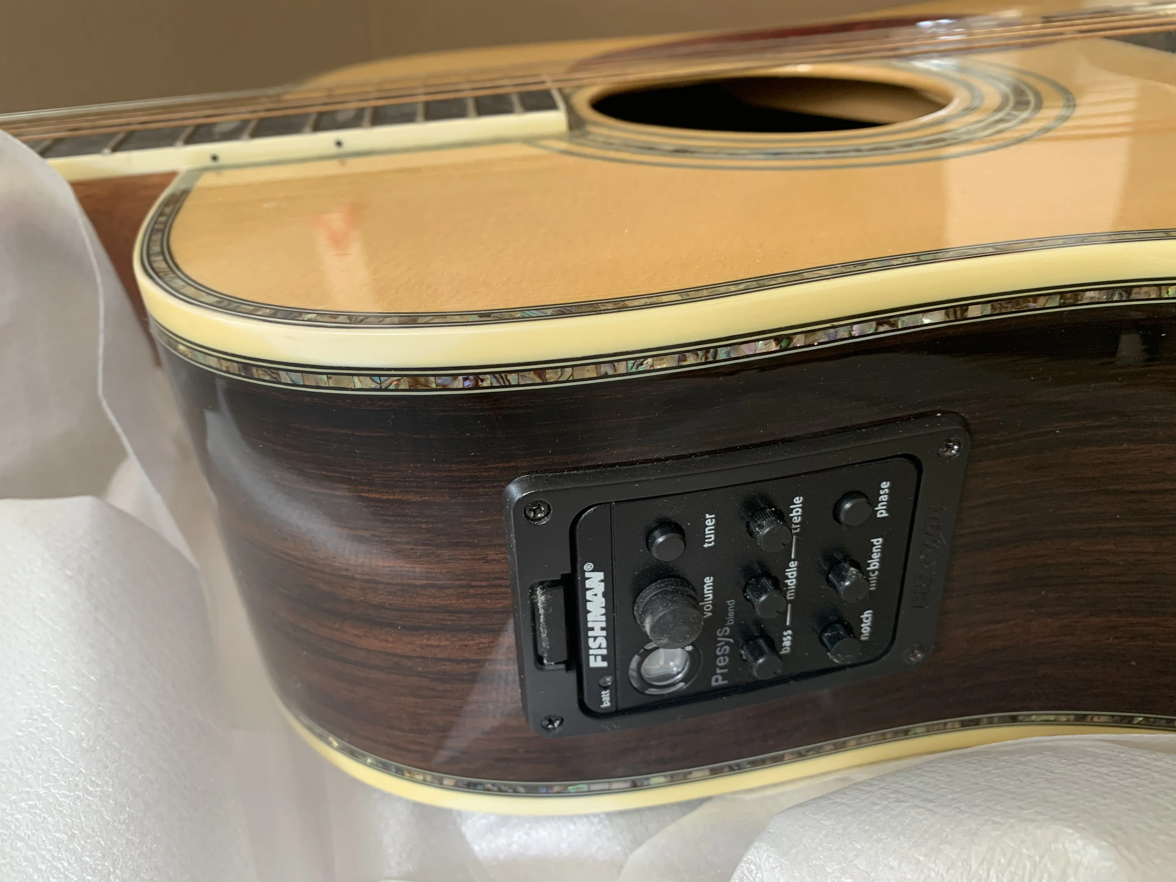 Магазин гитар в Китае акустическая гитара топ из твердой ели бесплатная