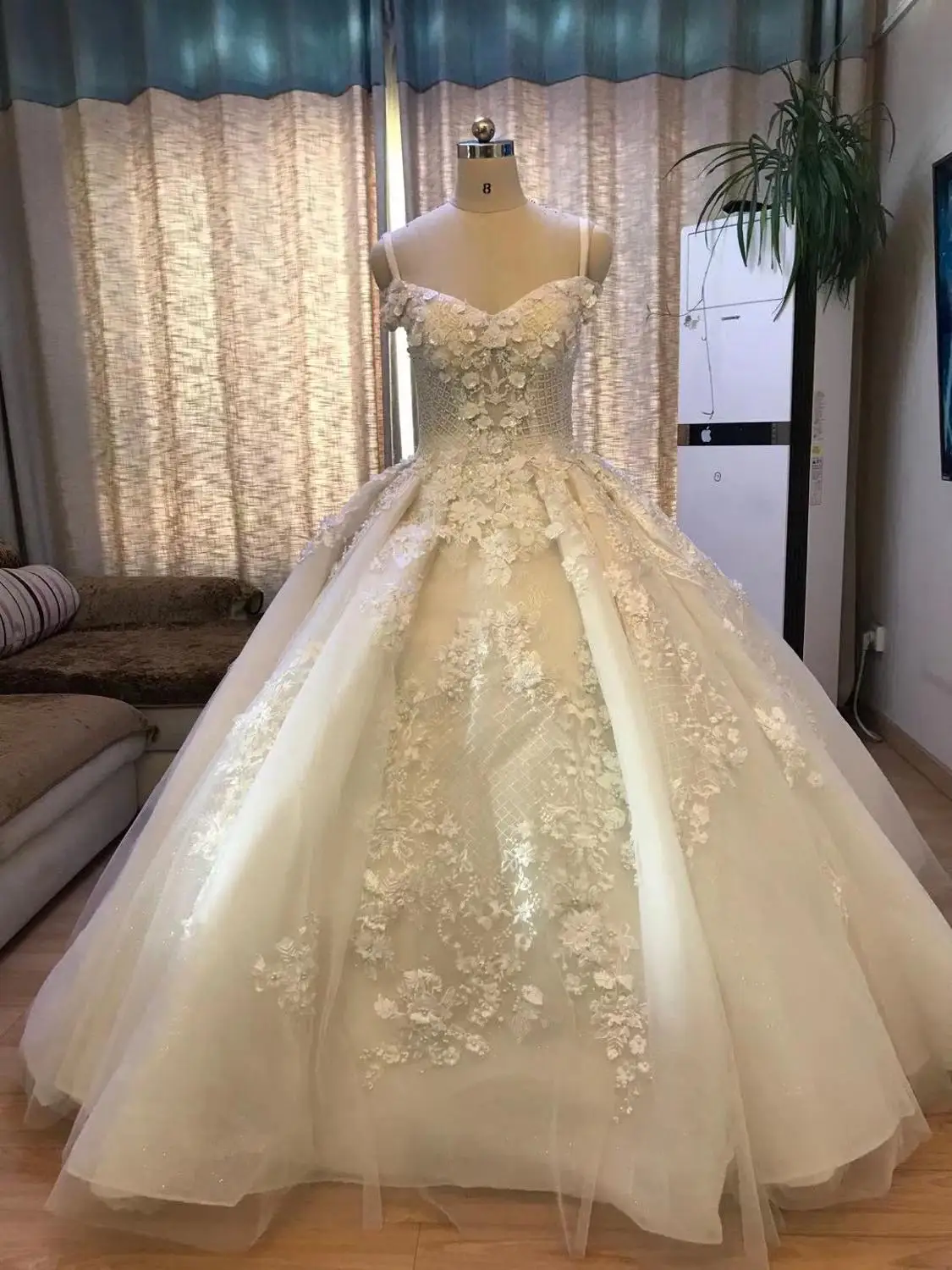 Свадебное платье с кристаллами свадебное объемными цветами и кружевами