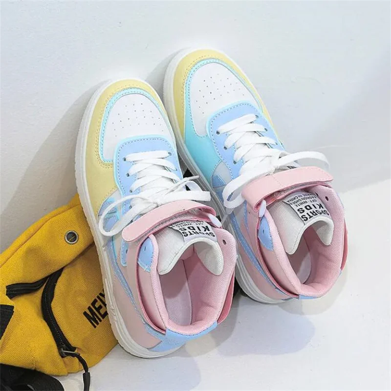 Женские кроссовки из ПУ кожи розовые на плоской вулканизированной подошве