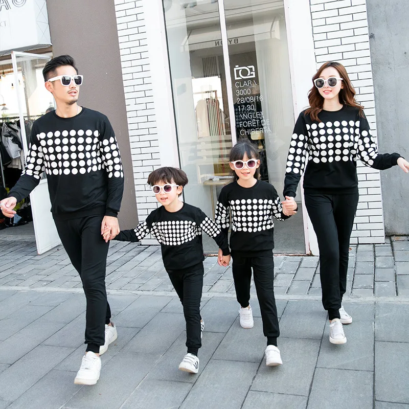 

Family Outfit Matching Mum Daughter Dad Son T-shirt and Pants Family Couple Sport Casual Suits Women Man Children Clothes Autumn