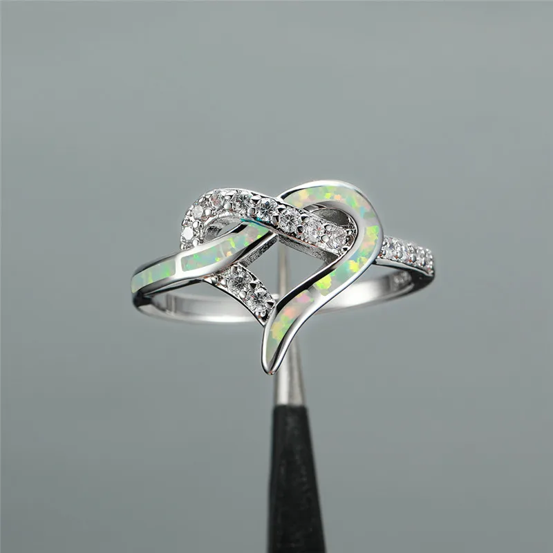 Кольцо женское обручальное с голубым и белым огненным опалом серебристого цвета