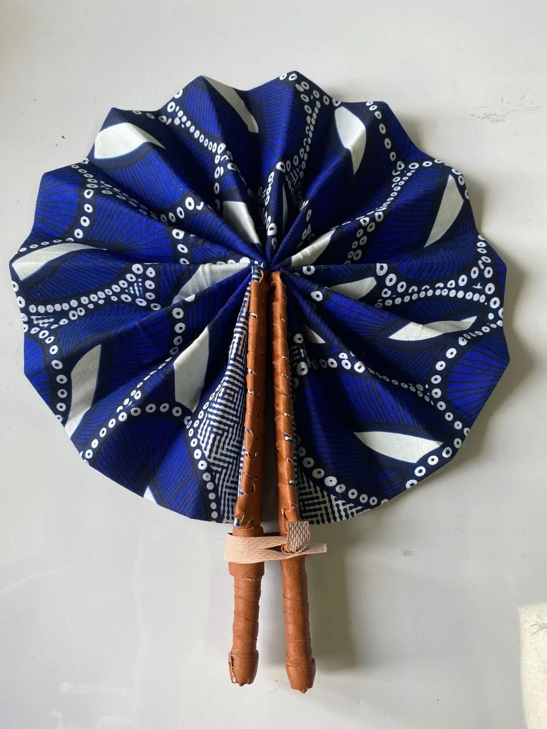 Африканский восковой принт ткани с кожаным складным веером узор Искусство