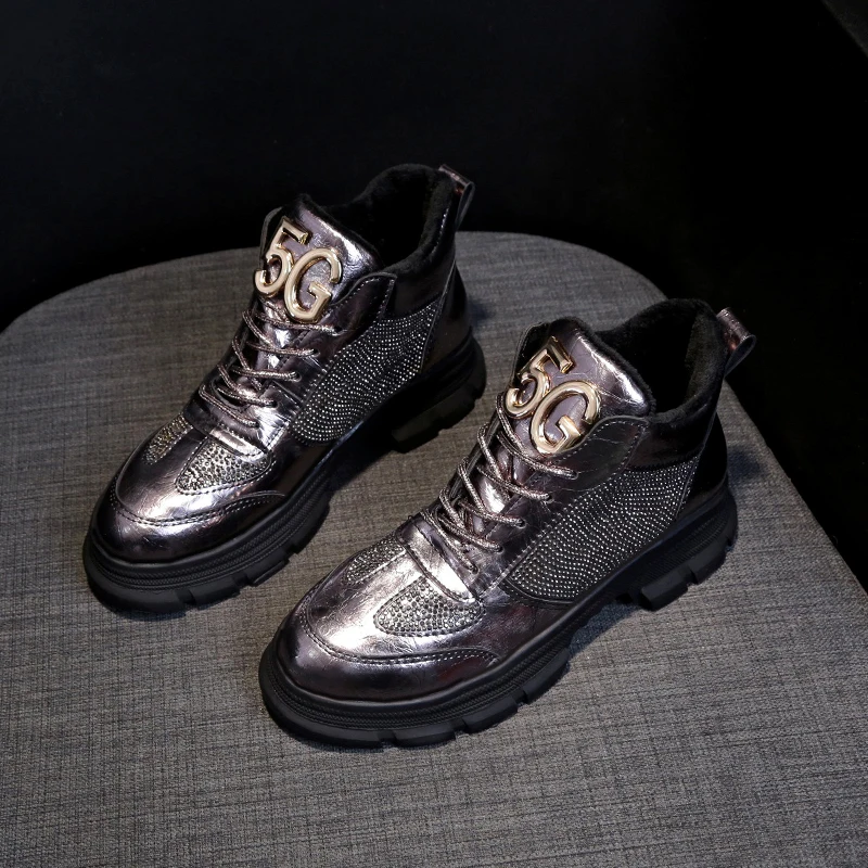 Модные ботильоны с металлическим украшением женская обувь из лакированной кожи