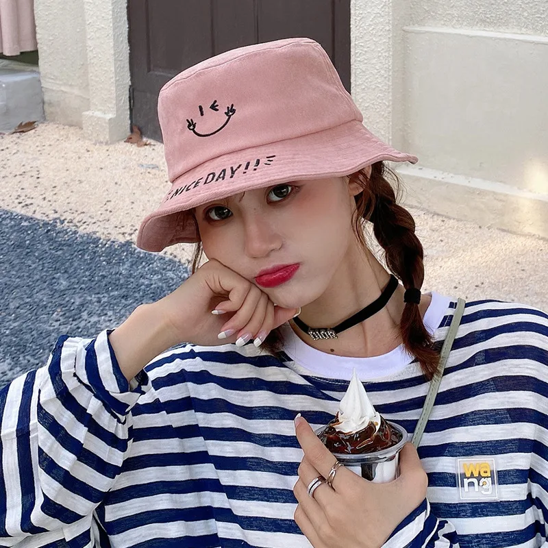 Осенне-зимняя женская шапка со смайликом с вышивкой в рыбацком стиле