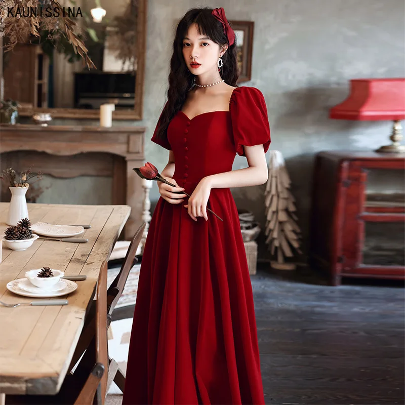 Длинные вечерние платья-трапеции с коротким рукавом и вырезом сердечком |