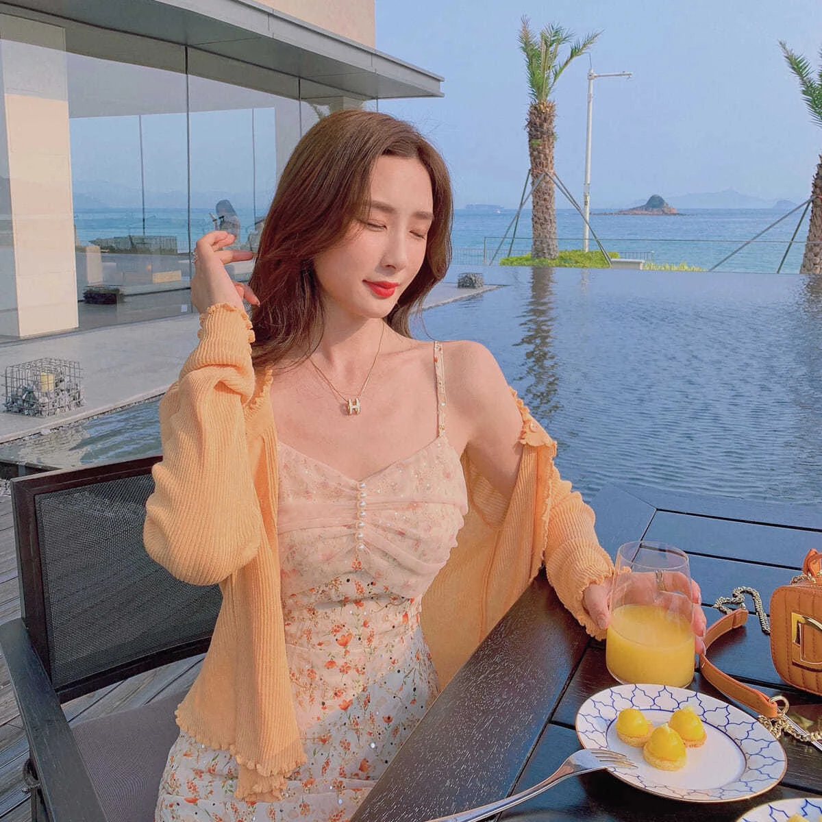 Платье для женщин Летняя блузка для женщин с круглым вырезом на горле с пышными рукавами, короткой рубашкой и подтяжками с цветочным принтом.