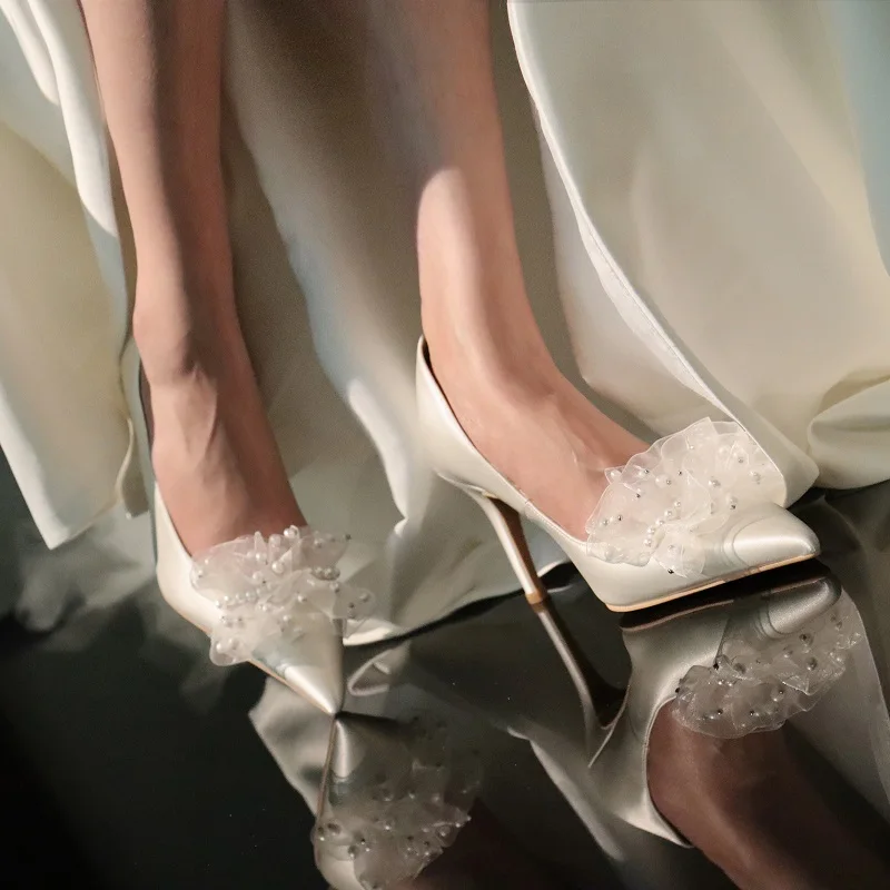 

Новинка весны, шелковые свадебные туфли на высоком каблуке с острым носком и кружевом и жемчугом, свадебные туфли для невесты, свадебные туфли под платье, Универсальные женские туфли небольших размеров