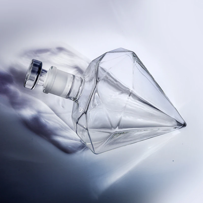 

2021 Best-selling Wine Decanter Crystal Diamond Shaped Glass Decanter For Vodka And Whiskey Wood Wine Rack