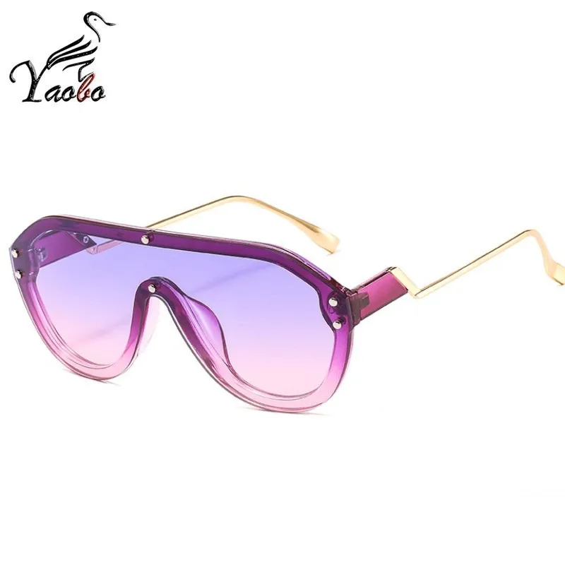 Очки солнцезащитные женские в пластиковой оправе с градиентными линзами и