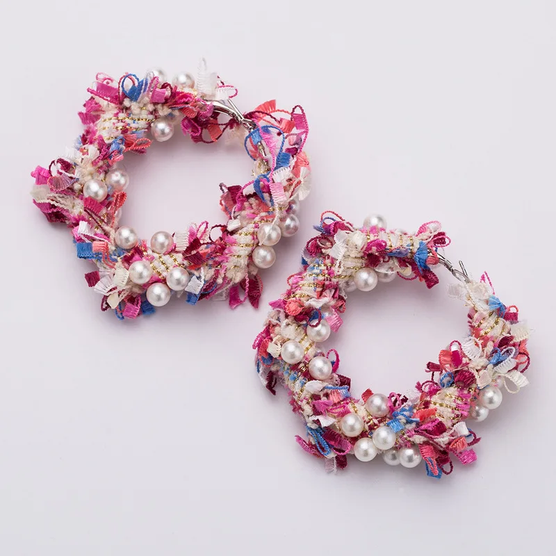 Серьги-кольца с искусственным жемчугом и плюшевой подвеской | Украшения