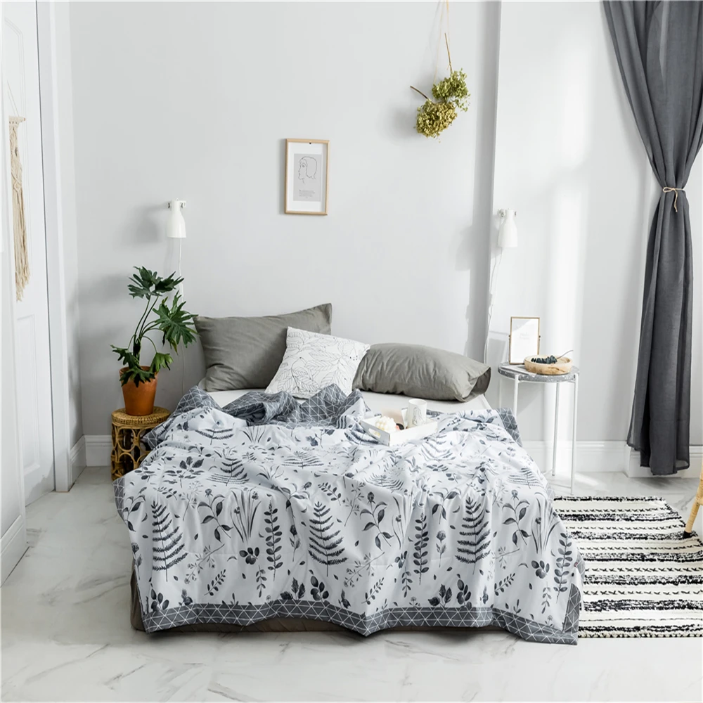 Стеганое одеяло с листьями в скандинавском стиле хлопковое теплое моющееся для