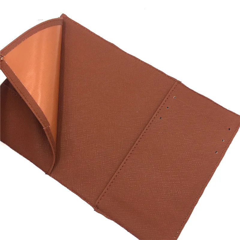 Маленькая свежая милая девочка мультипозиционный пакет для паспорта карты