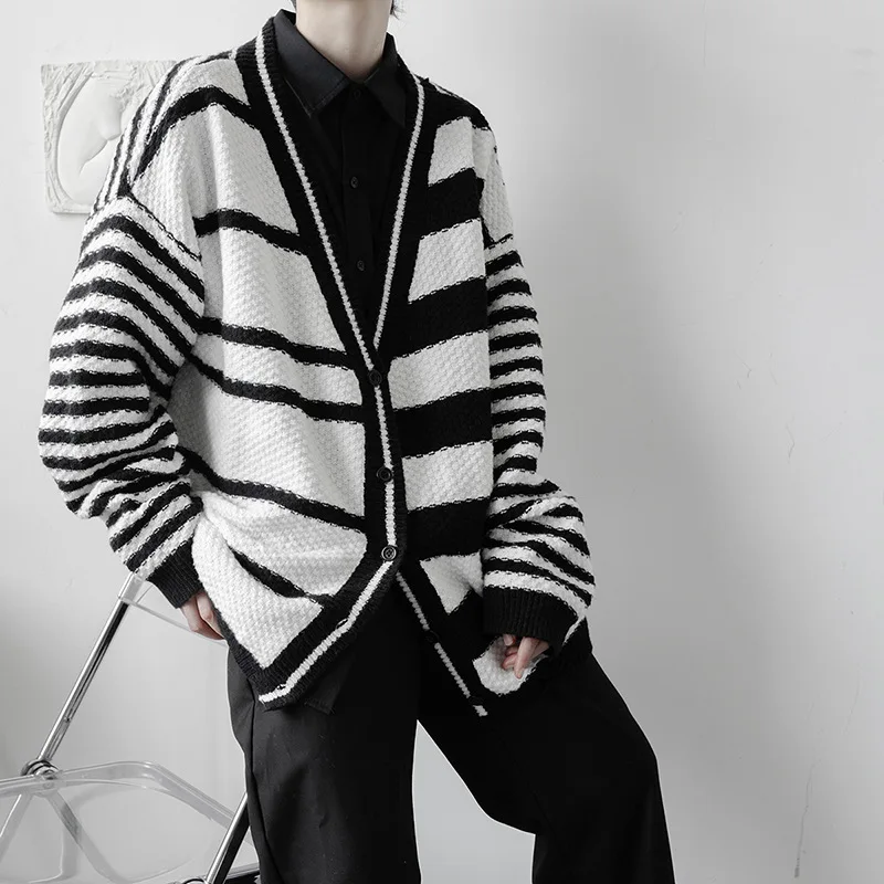

2021 Men's Korean Trend Black White Stripes Cardigan Sweater Autumn Winter Long-sleeved V Collar Kinttwear